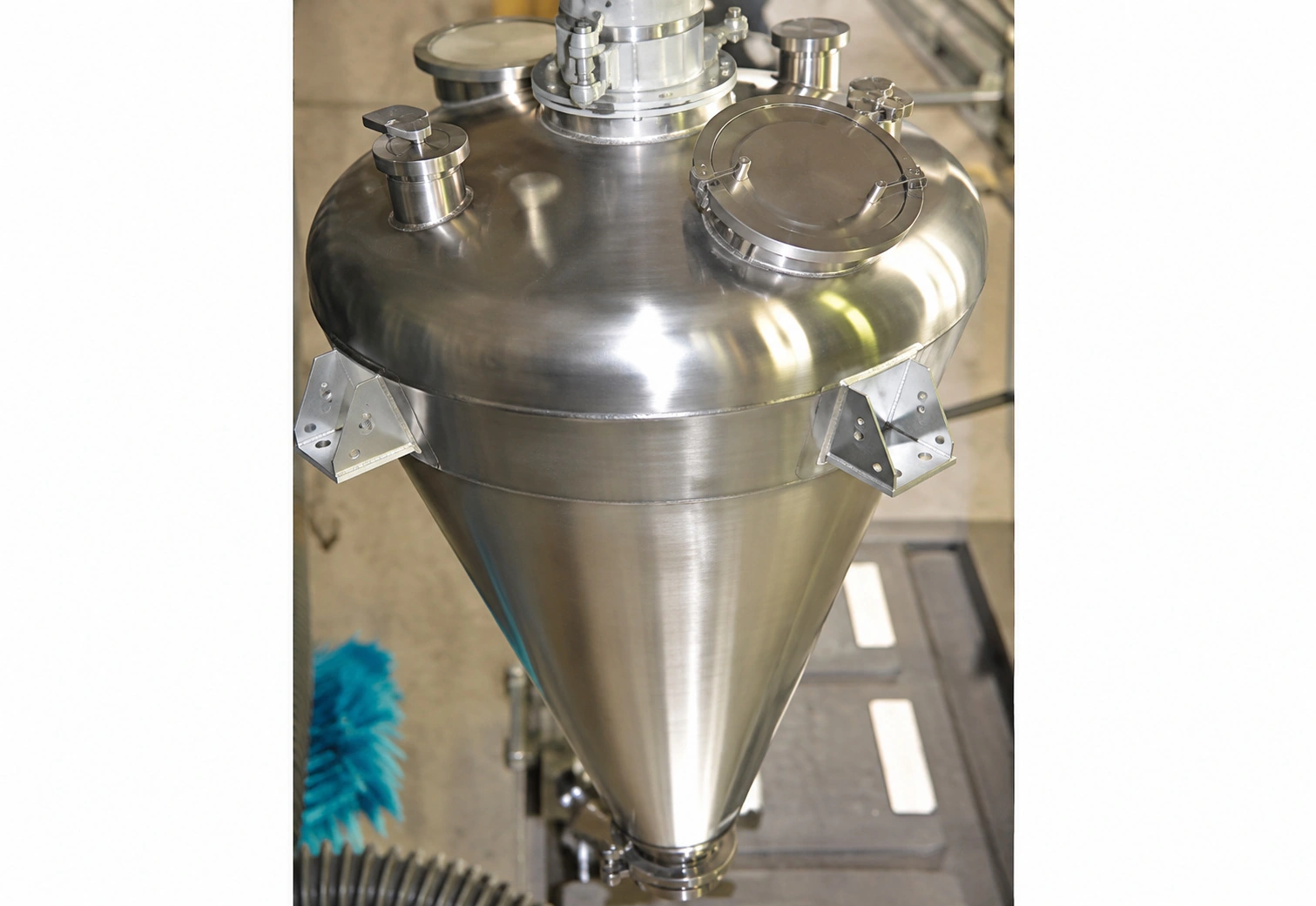 Pressure and vacuum conical mixer