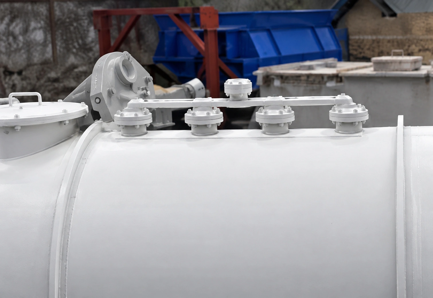 Atomizing spray nozzle above mixer cutter