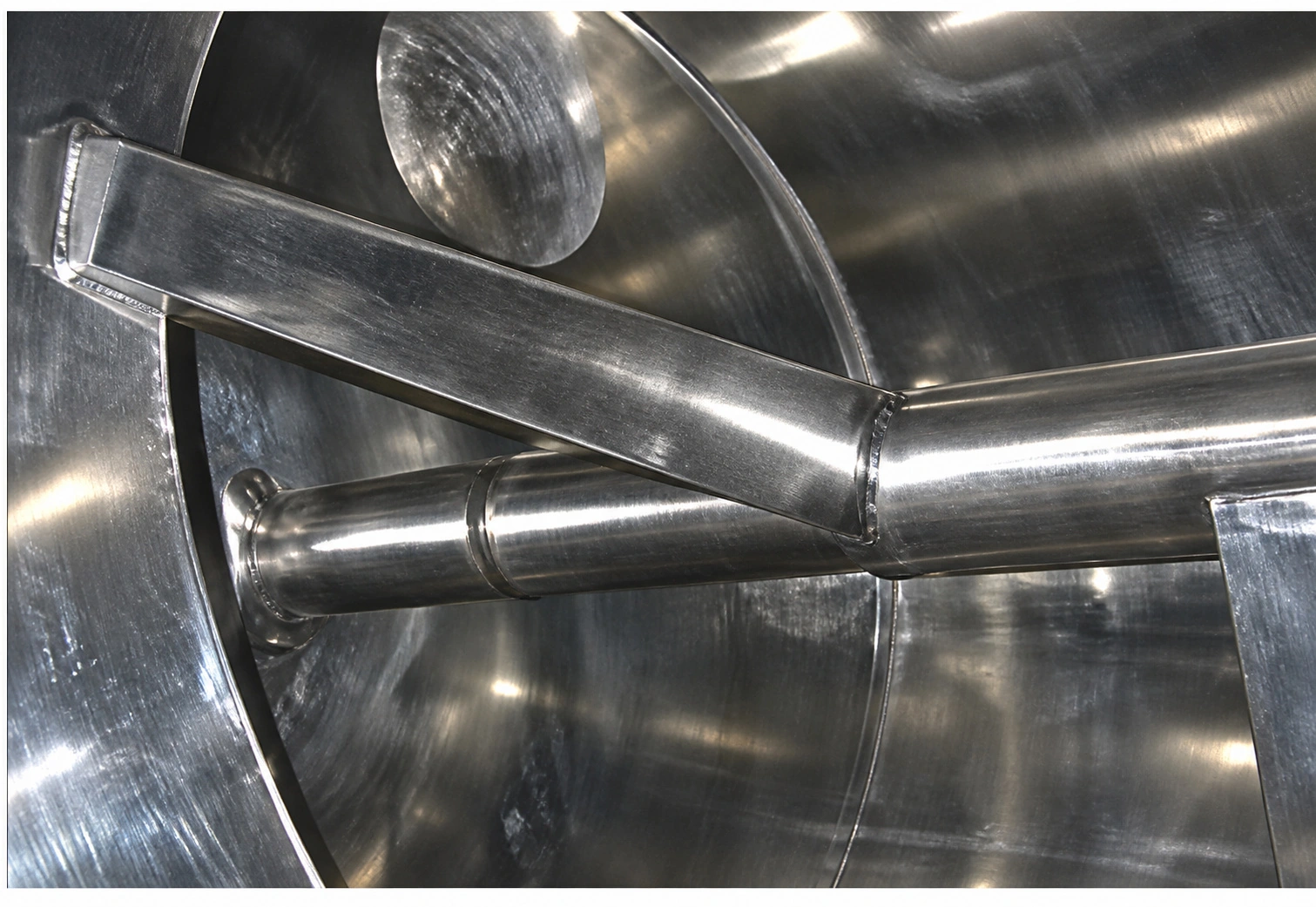 Liquid spray pipe and rotary connection